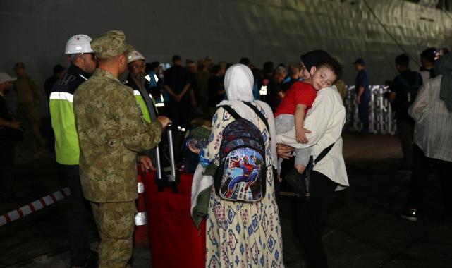 Lübnan'dan gelen yolcuların tahliyesi tamamlandı: TCG Sancaktar da Mersin'e ulaştı