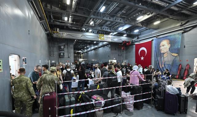 Lübnan'dan ilk tahliye: 558 Türk vatandaşı TCG Bayraktar ile Mersin'de