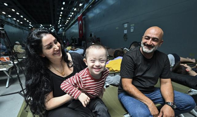 Lübnan'dan ilk tahliye: 558 Türk vatandaşı TCG Bayraktar ile Mersin'de