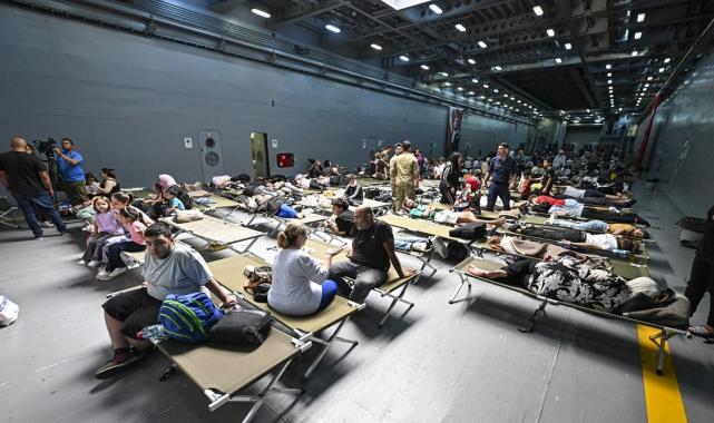 Lübnan'dan ilk tahliye: 558 Türk vatandaşı TCG Bayraktar ile Mersin'de