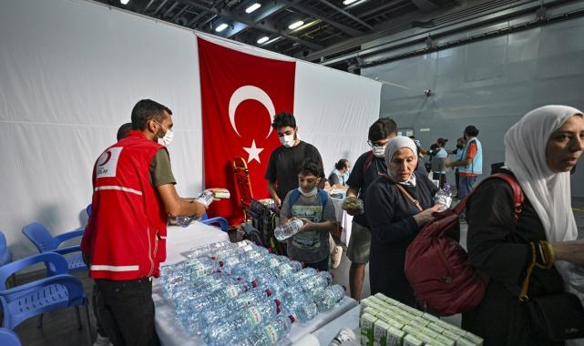 Lübnan'dan ilk tahliye: 558 Türk vatandaşı TCG Bayraktar ile Mersin'de