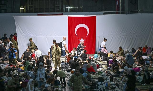 Lübnan'dan ilk tahliye: 558 Türk vatandaşı TCG Bayraktar ile Mersin'de