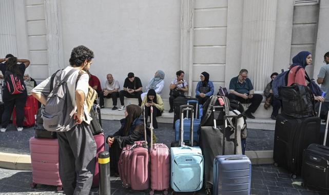 Lübnan'dan tahliye: Türk vatandaşları limanda toplandı