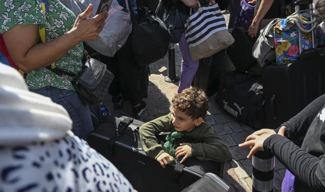 Lübnan'dan tahliye: Türk vatandaşları limanda toplandı