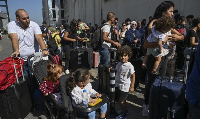 Lübnan'dan tahliye: Türk vatandaşları limanda toplandı