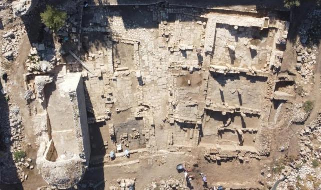 Mersin'deki Korikos Kalesi'nde 700 yıllık tuvalet ortaya çıkartıldı