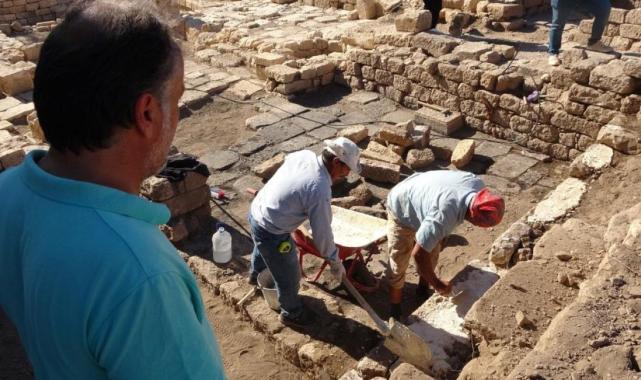 Mersin'deki Korikos Kalesi'nde 700 yıllık tuvalet ortaya çıkartıldı