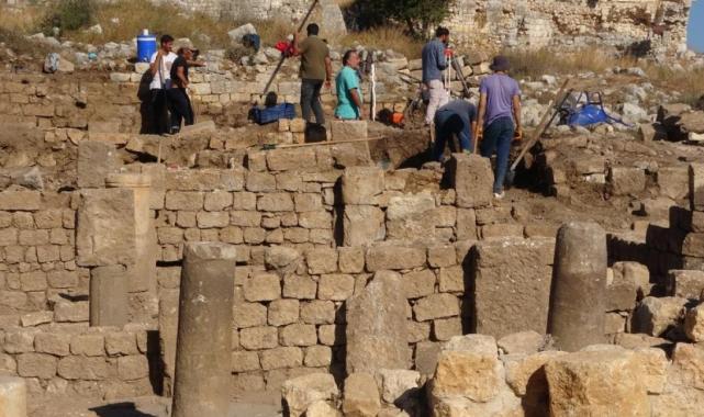 Mersin'deki Korikos Kalesi'nde 700 yıllık tuvalet ortaya çıkartıldı