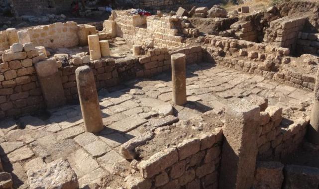 Mersin'deki Korikos Kalesi'nde 700 yıllık tuvalet ortaya çıkartıldı