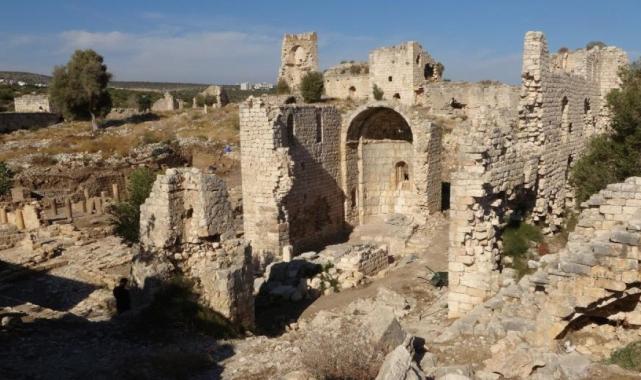 Mersin'deki Korikos Kalesi'nde 700 yıllık tuvalet ortaya çıkartıldı