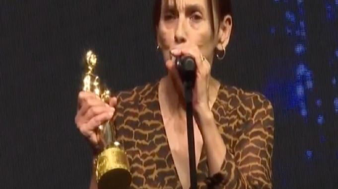 Nur Sürer kadına şiddet mesajı verip ödülünü Yılmaz Güney'e adadı