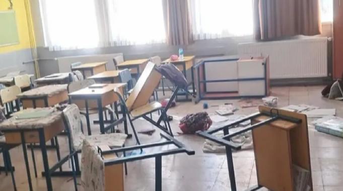 Okulda veli terörü! Gözü dönen veli sınıfı talan etti