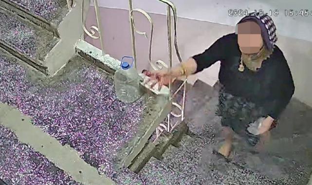 Ordu'da komşusunun, dairesine çöp fırlattığı anları taktırdığı kamerayla kayda aldı