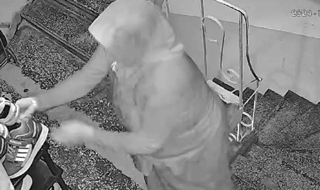 Ordu'da komşusunun, dairesine çöp fırlattığı anları taktırdığı kamerayla kayda aldı