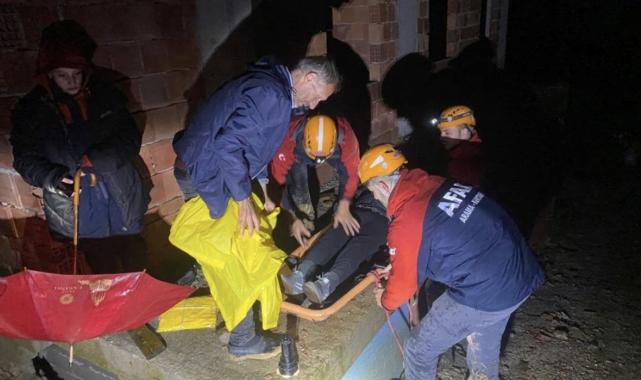 Rize'de heyelan riski: Mahsur kalan 5 kişi kurtarıldı, 16 konut tahliye edildi