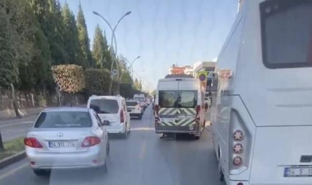 Sakarya'da ambulans geçişinde fermuar sistemi uygulandı: O anlar kamerada..