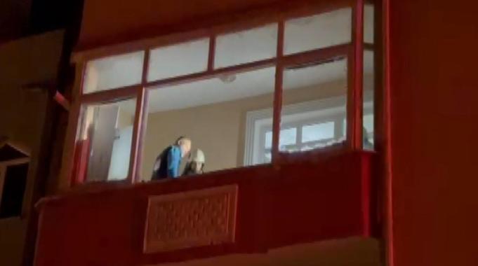 Sultanbeyli&#039;de hareketli anlar: Sinir krizi geçirdi, eşyaları ateşe verdi