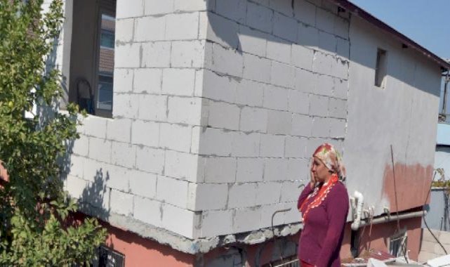 Adana'da çöp kamyonu evin duvarını yıktı