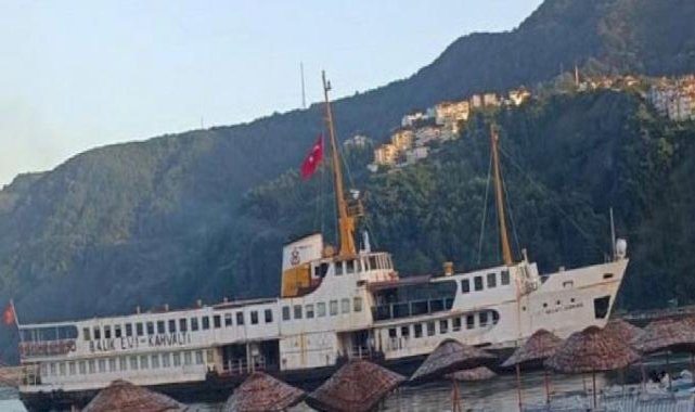 Amasra'da çapası hasar gören restoran vapur plajda karaya vurdu
