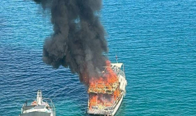 Antalya Kumluca'da alev alan tur teknesi battı