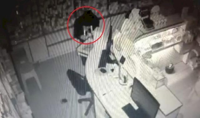 Antalya'da eczaneye giren hırsız para ve kontrole tabi ilaçları çaldı