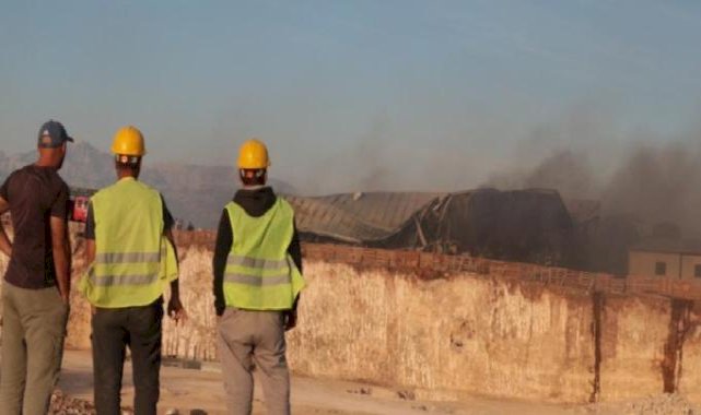 Antalya'da otluk alanda yangın: İşçilerin kaldığı yatakhane kül oldu