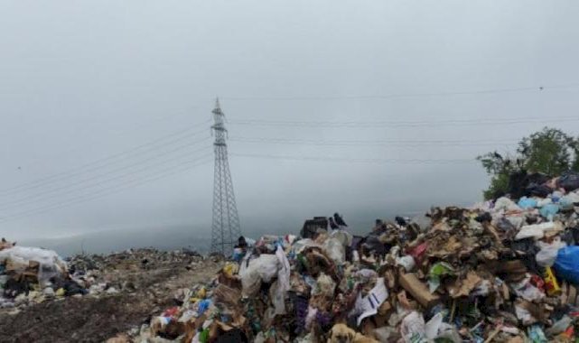 Ardahan'da çöp yığınları tarım arazilerine dağıldı