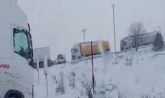 Ardahan'da kar yağınca tırlar yolda mahsur kaldı