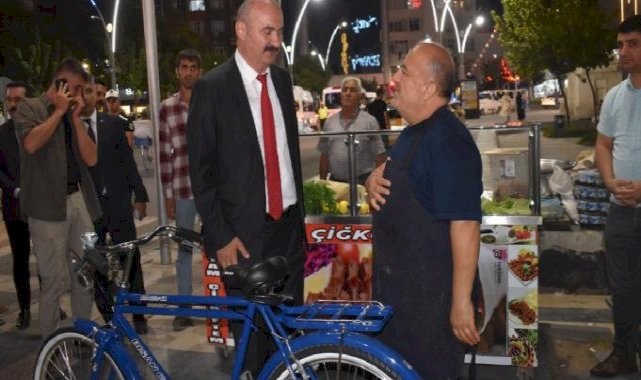 Batman'da bisikleti çalınan çiğköfte ustasına Vali Canalp ve Bakan Yerlikaya'dan hediye
