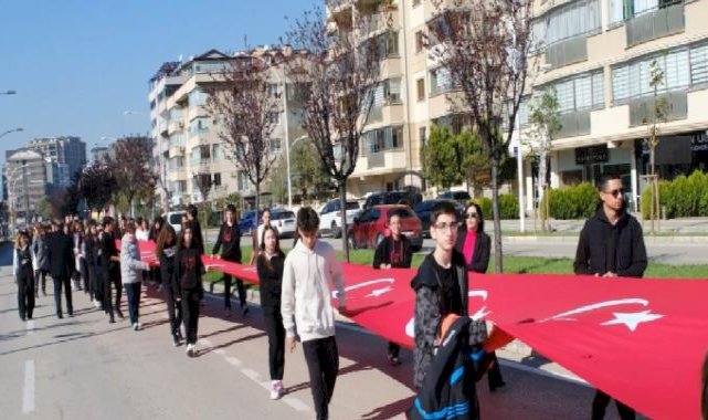 Bursa'da öğrencilerden teröre lanet yürüyüşü