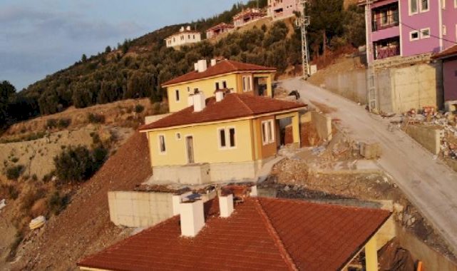 Hatay, Arsuz'da inşa edilen köy evlerinin anahtarları teslim edildi