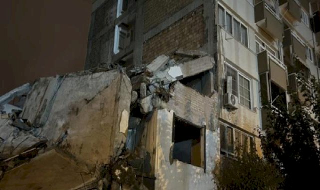 Hatay'da hasarlı binanın yıkımı sırasında başka bir bina zarar gördü