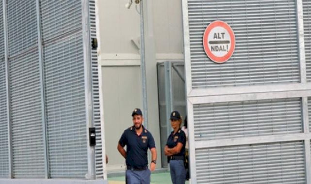 İtalya, ilk göçmen grubunu Arnavutluk'a göndermeye başladı