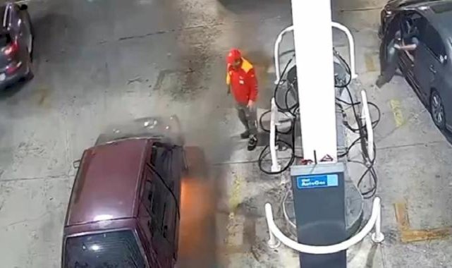 Kütahya'da akaryakıt istasyonundaki otomobil yandı