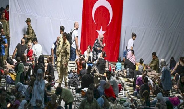 Lübnan'dan ilk tahliye: 558 Türk vatandaşı TCG Bayraktar ile Mersin'de