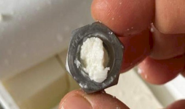 Osmaniye'de kahvaltı için aldığı peynirden metal somun çıktı