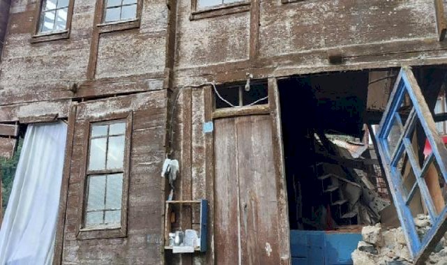 Rize'de asırlık ahşap ev, heyelanda yıkıldı