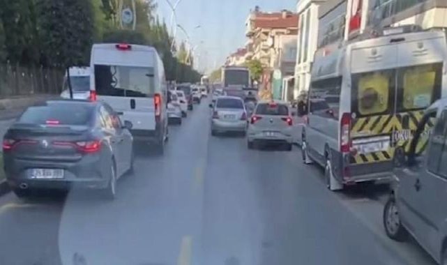 Sakarya'da ambulans geçişinde fermuar sistemi uygulandı: O anlar kamerada..