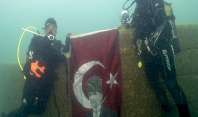 Van Gölü'nün derinliklerinde 29 Ekim kutlaması