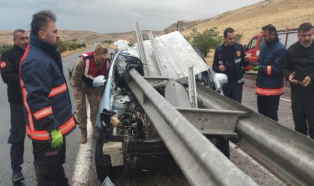 Van'da bariyere saplanan otomobilden sağ çıktı