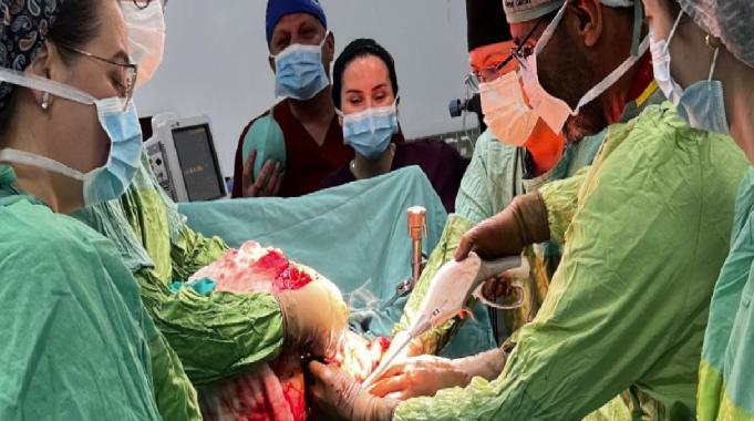 Trabzon&#039;da 26 kiloluk tümörü çıkaran doktor konuştu