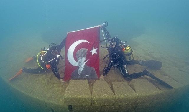 Van Gölü'nün derinliklerinde 29 Ekim kutlaması