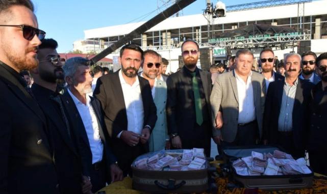 Van'da aşiret düğün: Geline 4 kilo altın, damada 10 milyon TL takıldı