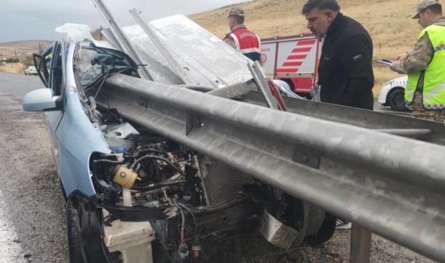Van'da bariyere saplanan otomobilden sağ çıktı