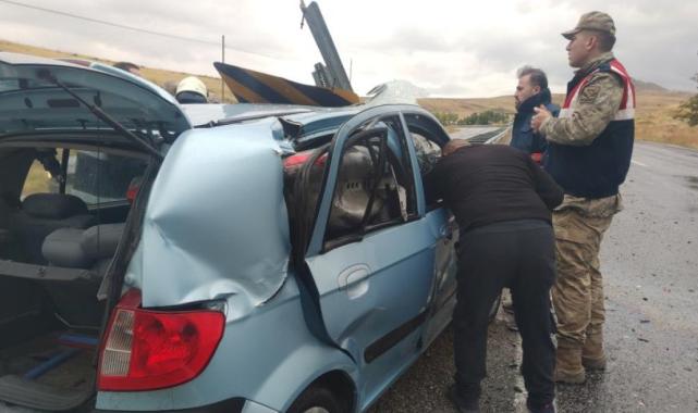 Van'da bariyere saplanan otomobilden sağ çıktı