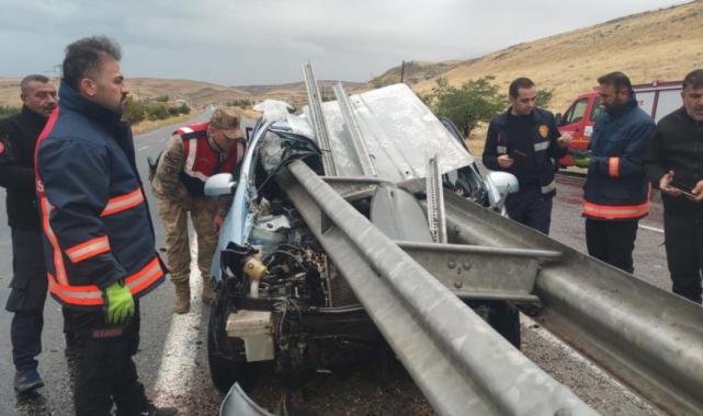 Van'da bariyere saplanan otomobilden sağ çıktı