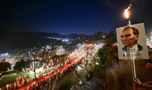 Yurdun dört bir yanında Cumhuriyet Bayramı için fener alayı
