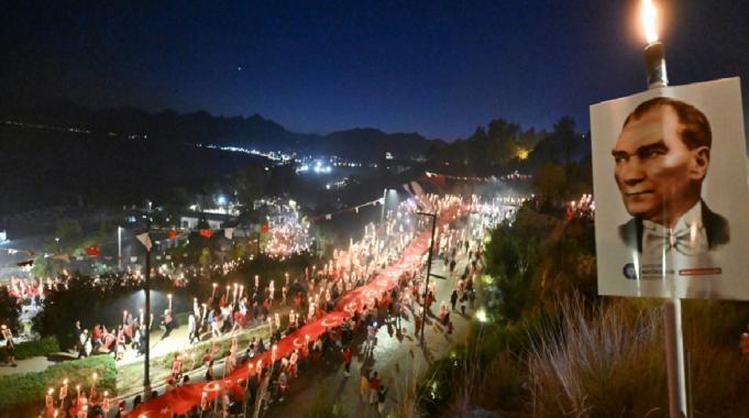 Yurdun dört bir yanında Cumhuriyet Bayramı için fener alayı
