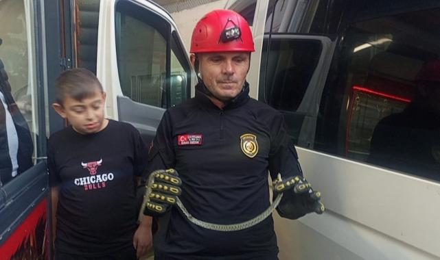 Zonguldak'ta park halindeki minibüsün içine yılan girdi