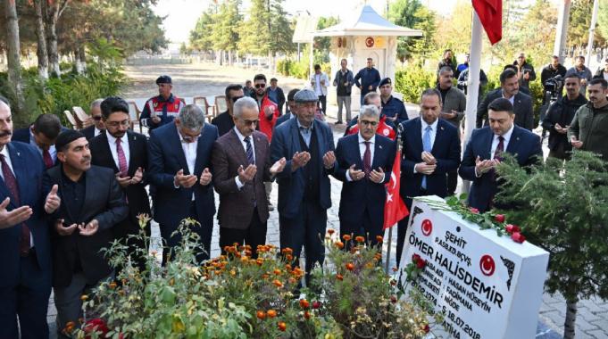 Abdulkadir Uraloğlu 15 Temmuz kahramanı Ömer Halisdemir’in kabrini ziyaret etti